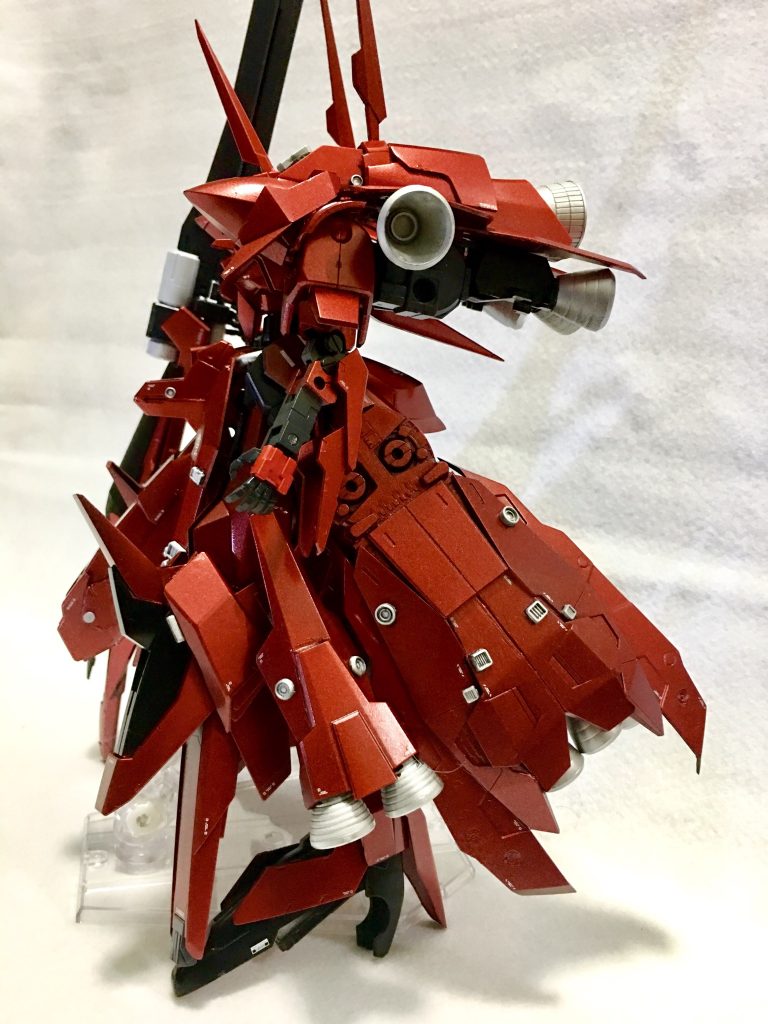 横から
脚部のスラスターは二重関節でフレキシブルに可動します。