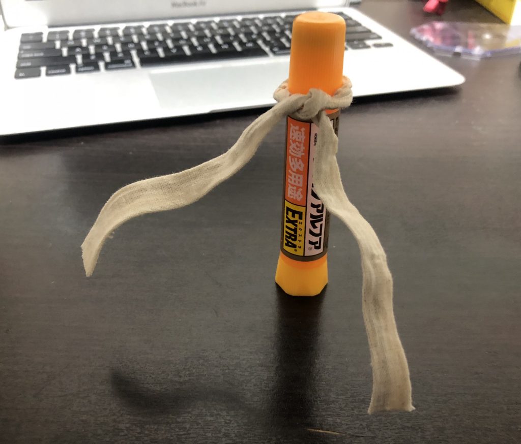 前述でも紹介した布製マフラーです。素材に使った「白い布」「布用ボンド」「内部の針金」は全て100均で揃えました。超リーズナブル品!とはいえ見た目も悪くなく、さらに動きまで付けられるので、ガンプラ以外のアクションフィギュアなんかにもおすすめしたい一品です。(※注意点:100均で買った布用ボンドですが、チューブから出した瞬間は超絶に臭いです!!鼻が曲がります。乾燥すれば無臭になりますが、製作時に衝撃を受けること間違いなし!マスクしてね!)