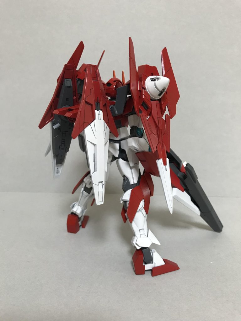 足はAGE-2に変えました。
太陽炉の機能停止、若しくは破壊された場合に機体を安全圏まで退避させるためのスラスターが内蔵されてます。
トランザム終了後の機動力確保という理由もありますが、1番はかっこいいからですね