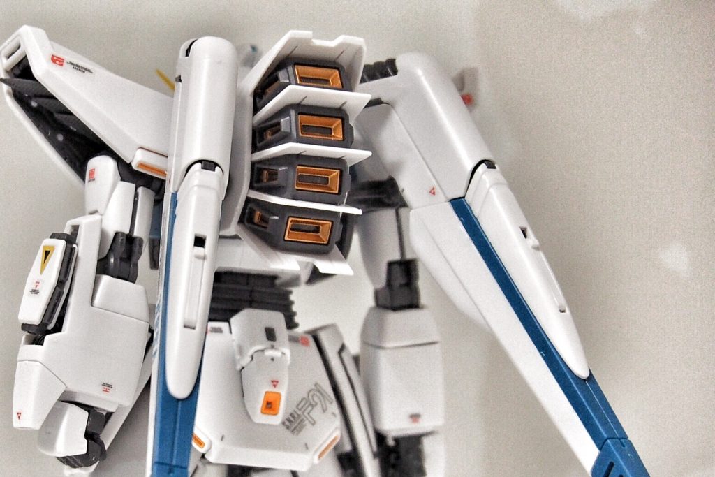 後ろもデカールは必要最低限としてます。デカール後につや消しのトップコートを一振りしてます(メラミンスポンジ磨きをしているので、デカール保護の観点から)