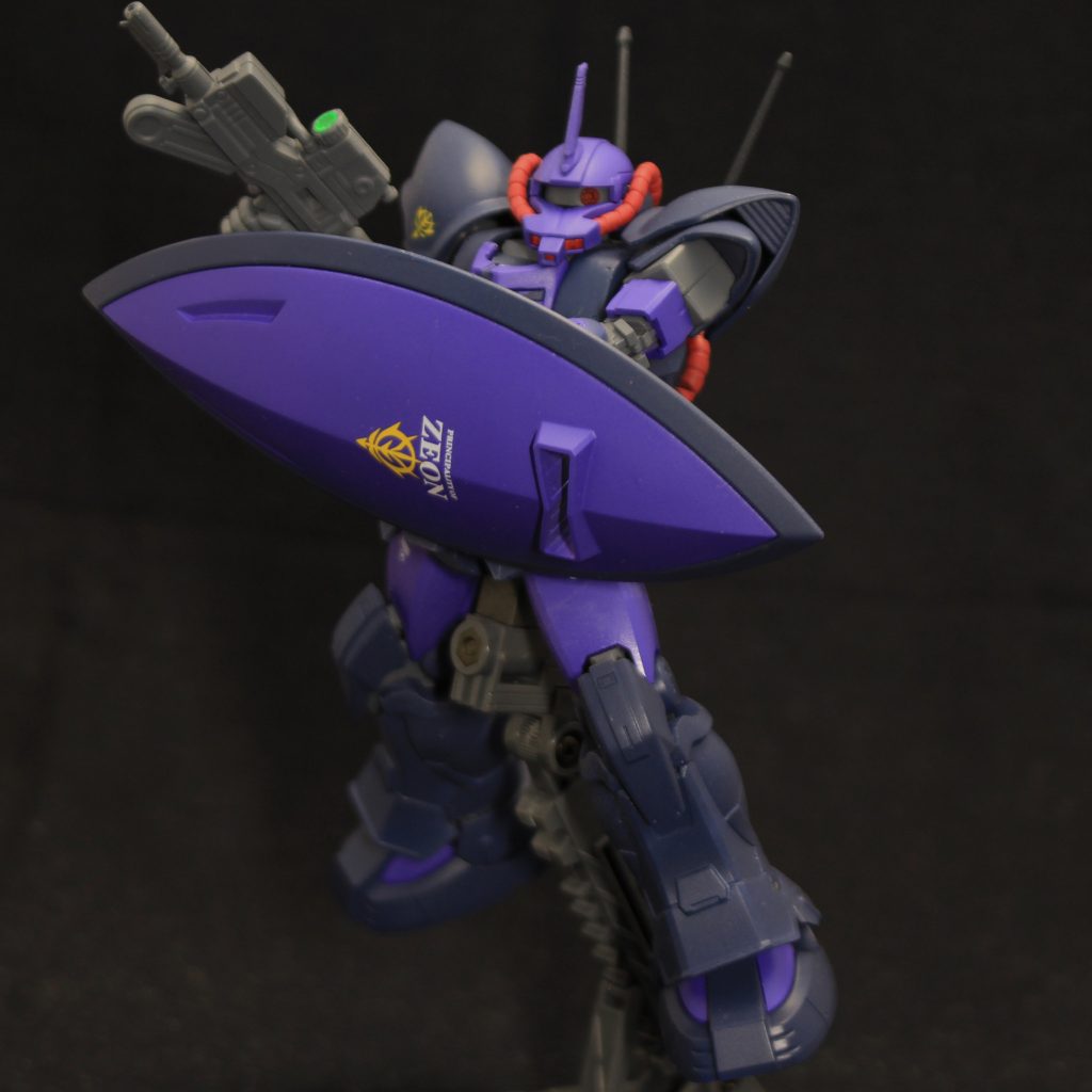 ゲルググシールド、HGUCのゲルググから流用して接続とヒートホークの懸架用のラックを追加。
アクトザクの腕にはピンなどなかったのでネオジム磁石と持ち手で保持しています。
ヒートホークを懸架すると重さで肩が下がりがち。