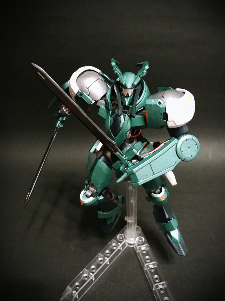 両腕にはヴァルキュリアシールドの原形、スモールシールドを装備。