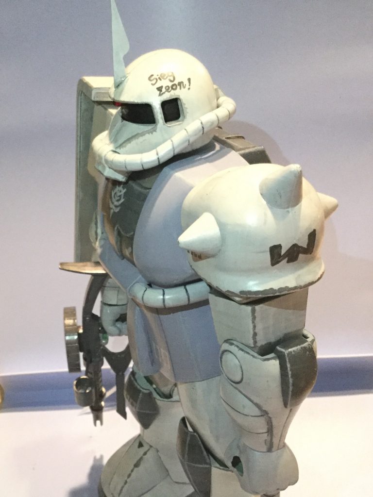 左側面から。
頭部にはジークジオンのマーキングを、ショルダーアーマーには少佐(当時)を示すマーキングを施しました。