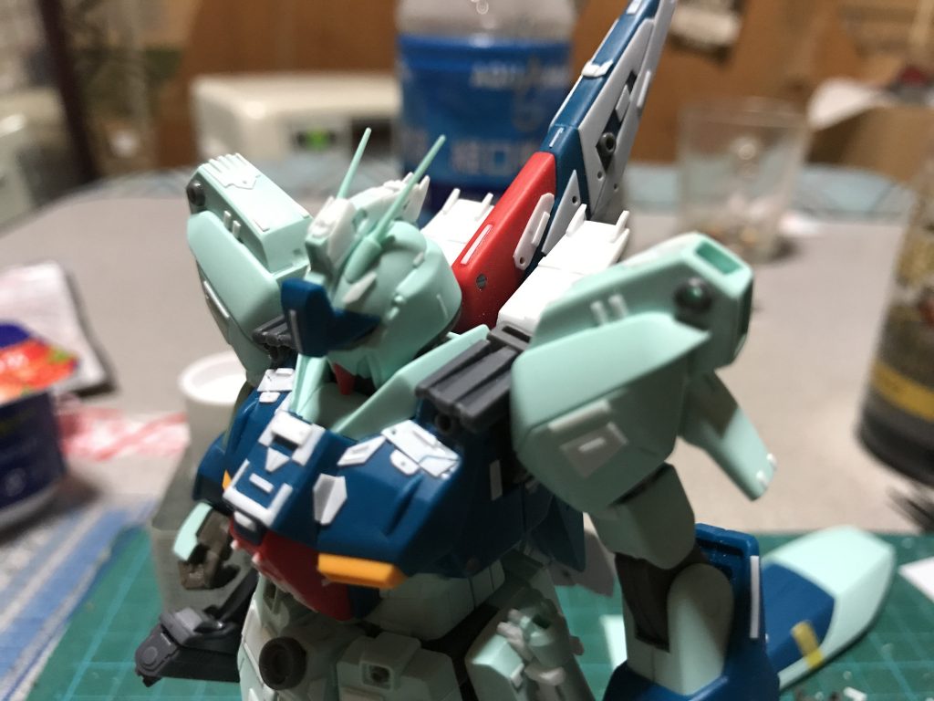 プラ板やジャンクパーツを貼ってディテールを沢山追加してます。