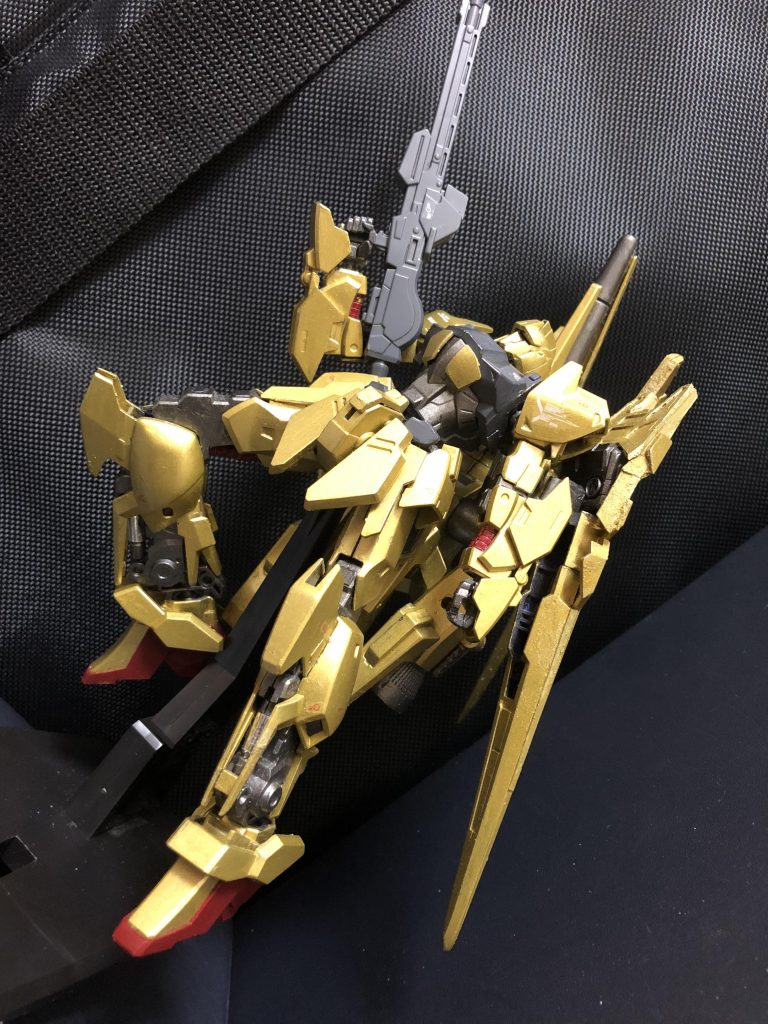 主な武装
・バルカン砲
頭部に2門内蔵されている。威力は低いが使い勝手がよく、敵機のセンサーを破壊したり牽制や迎撃等を行ったりと用途が広い。
・ビームライフル
長砲身の携行式ビーム砲。デルタガンダム用に設計された物を使用する。
・ビームソード
バインダーに各1本、計2本をマウントしている。ビームサーベルと異なり、刀身部は日本刀のように反っている。粒子変容機能があり、クロスボーン・ガンダムのビームザンバーのように相手をビームサーベルごと両断できる。