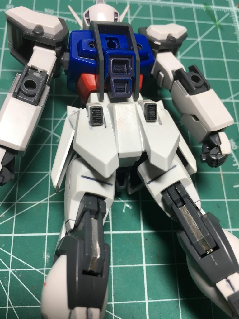 腰後ろには小型スラスターのような部位がありますので、コトブキヤの「角バーニア」を貼ってディテールアップ。背面のストライカーパック接続部の横、充電ケーブル接続部もピンバイスで開口。
握り拳はHGBCスカルウェポンから流用。手甲に0.5mmプラ板を貼り、スジ彫りを追加してディテールを合わせるようにしました。