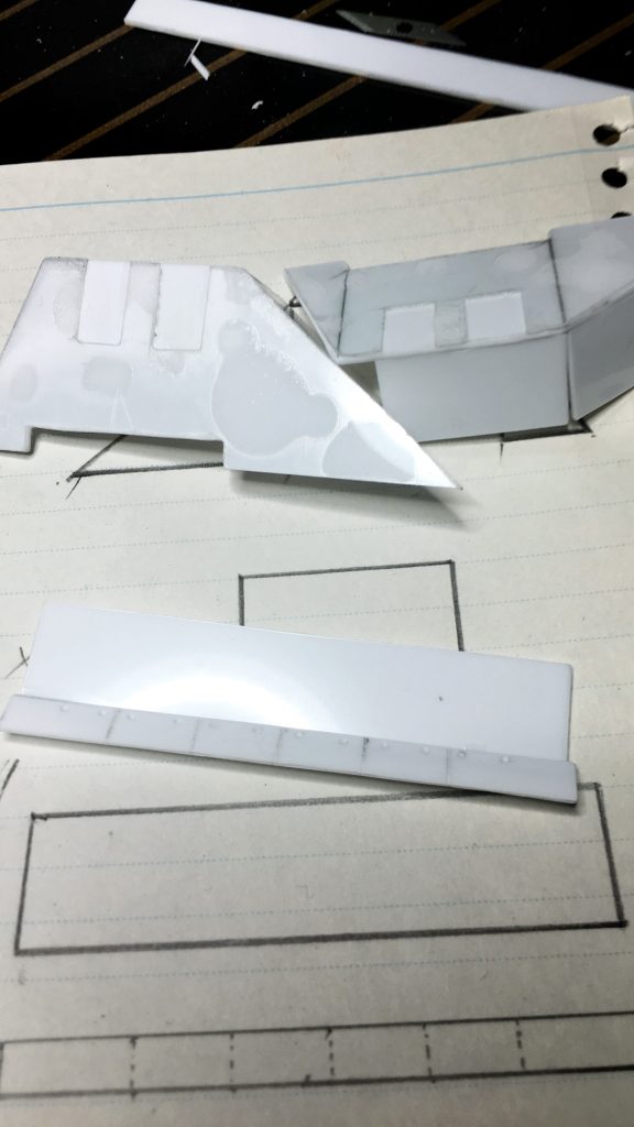 プラ板切り出し、フェンダーは1ミリプラ板に0.4ミリを重ねています