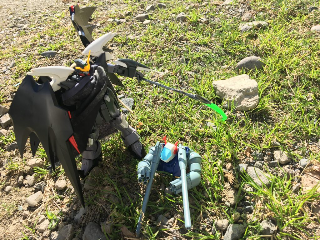 おっと、『ガンタンク』の天敵である、野生の『デスサイズヘルカスタム』です。
野生の『デスサイズ』は、よくその辺をふらふら翔んでいたりしますが、『ヘルカスタム』は珍しいですね。
そんな『ヘルカスタム』、実は『ガンタンク』が大好物。
愛用の武器を持っているあたり、この『ヘルカスタム』も、『ガンタンク』の良い匂いを嗅いでやってきたのでしょう。