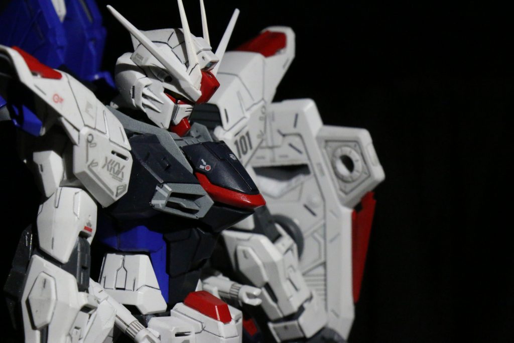 実は塗装は全てしています。
基本的に
白→マットホワイト
青→Cブルー
で処理しています。
また、腰回りのスカート部分はガンメタにして塗装した感を自己満程度ですが図っています。