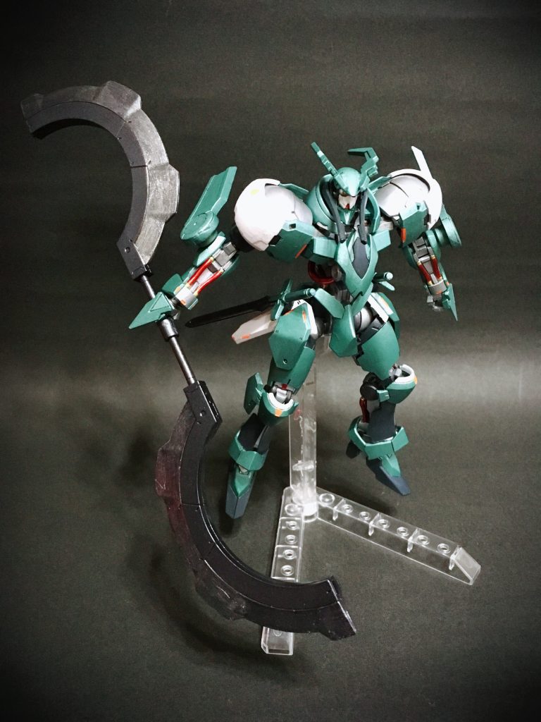 外見に似合わず、大型武器を自在に操るパワーもあり、ヘリアンはユーゴーの円月刀2刀を組み合わせたグレイブを主兵装として振り回す。バランス感覚が重要となる装備である。