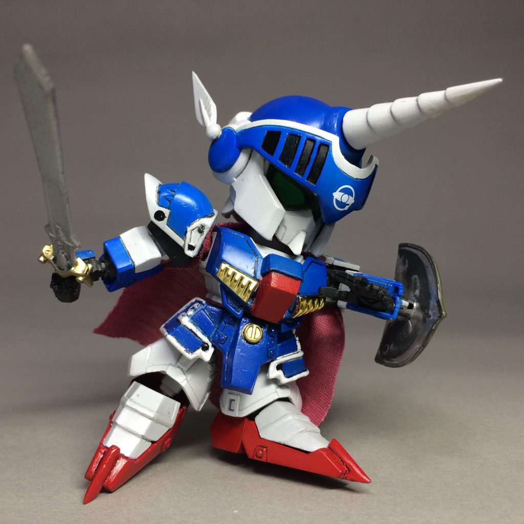 額の一角獣のようなツノは、先端にパテを盛り削ってとがらせています。
カメラアイはグリーンで塗装した後、隈取は墨入れペンを使ってフリーハンドで描きました。