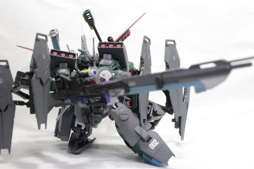 射撃姿勢。ギリギリ膝立ちもできます。シールドはアームで自由に可動し、iフィールド搭載で耐ビーム性能は抜群。