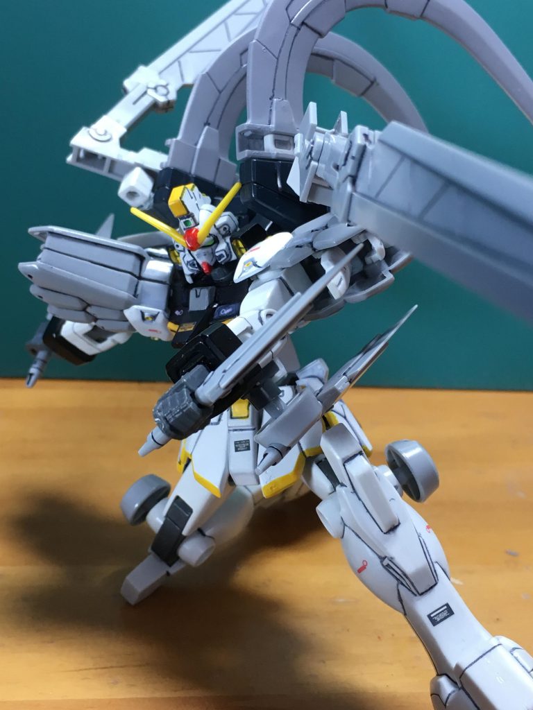 キットのままでは腰が回らなかったため、一度軸を切り離し、2.4mm延長、1.5mmシンチュウ線で軸を再接着。これで腰が回るようになります。
 下半身の可動範囲拡大は必須の工作ととらえ、毎回HGFAキットに施しています。股関節はポリキャップまでの距離が遠く、受け口が狭いため、リーマーやナイフで穴を広げ、脚を開きやすくしました。
 またフロントアーマーは腰のフレームと干渉するため、どちらも上部を斜めに削りました。左右も分割し、1.5mmシンチュウ線でつなぎました。以上の工作で腰が回り、脚を上げやすくなります。