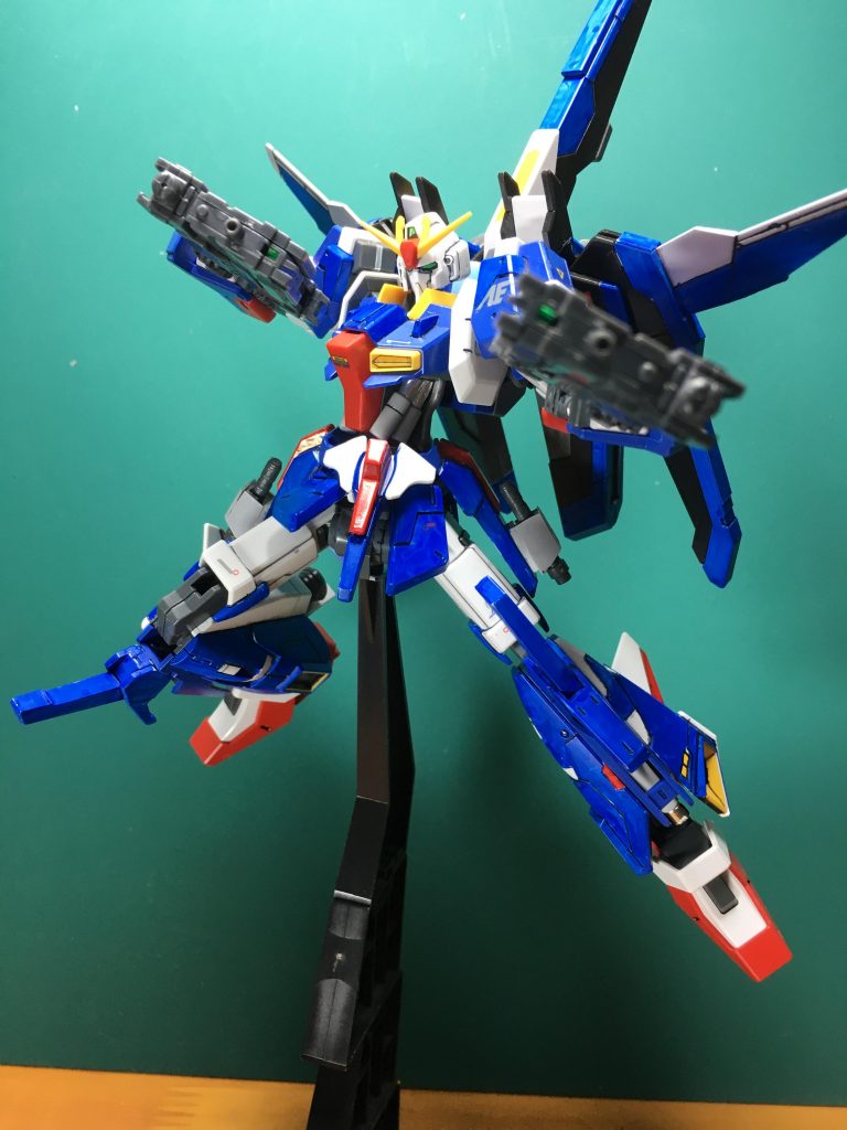 手持ちのコレクションから、コトブキヤのM.S.G.ウェポンユニットを使用。ダブル・サブマシンガンを持たせた理由として、ライトニングZ発売当時にホビージャパンがカスタムウェポンキャンペーンの組み合わせ例に出していた、3本指型ビームガンに着想したからです。
 オリジナル機であるZガンダムも長いものを持つことが多いイメージだったため、こういうショートタイプの火器は新鮮な印象があります。