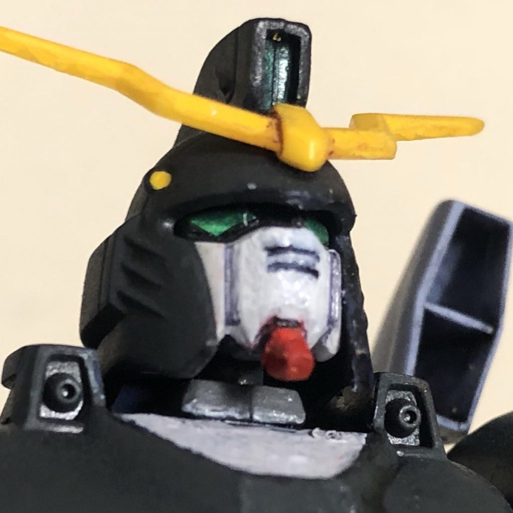 顔のアップです。キットの状態だと顎の部分が可動範囲を狭めてたので思い切ってカットして整形しました。マスクの位置も調整してますので一番手を加えた部分です。