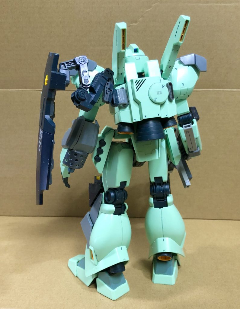 シールドはバックパックの脇にアームを接着する形