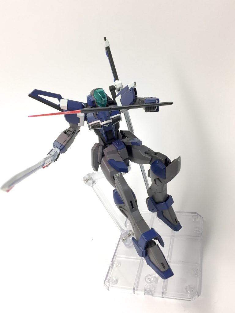 近接特化と言いましたが、背中のビーム武器は投擲することもできます