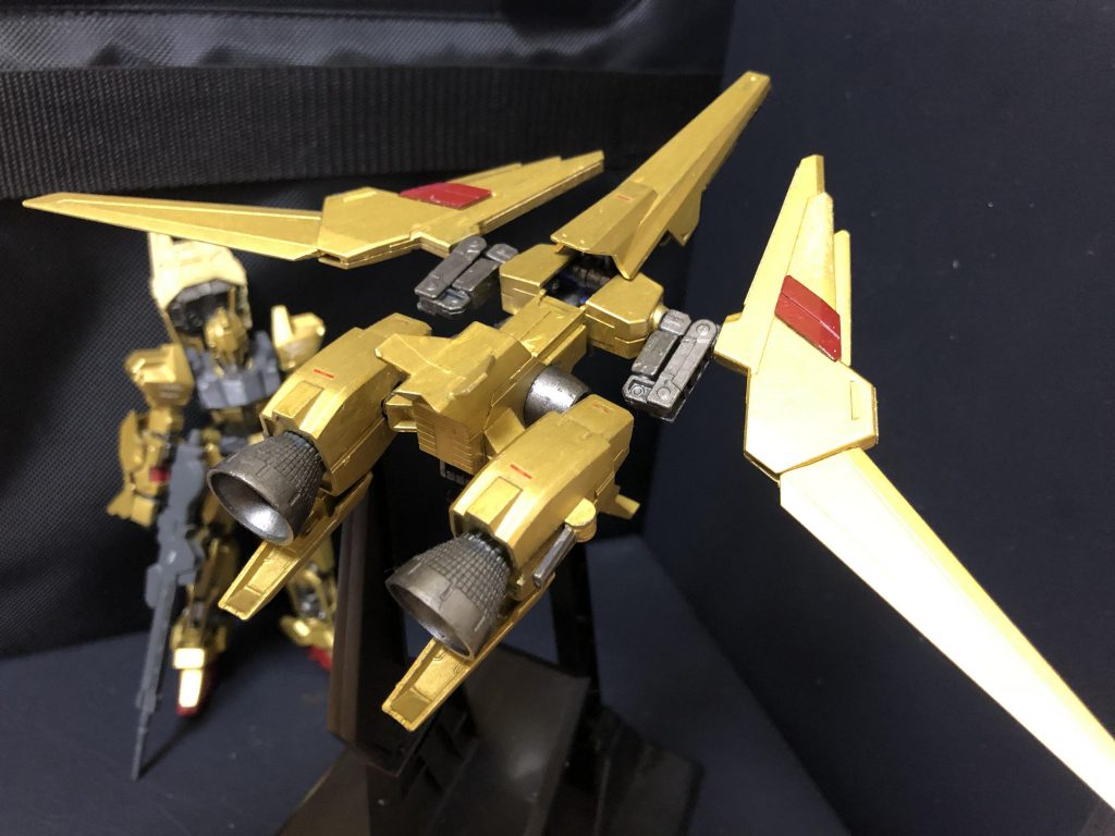 「メガフライヤー」はメガライダーにバインダーを装着した状態で、単独飛行を可能としている。また下部に設置されたグリップで機体を牽引できる。