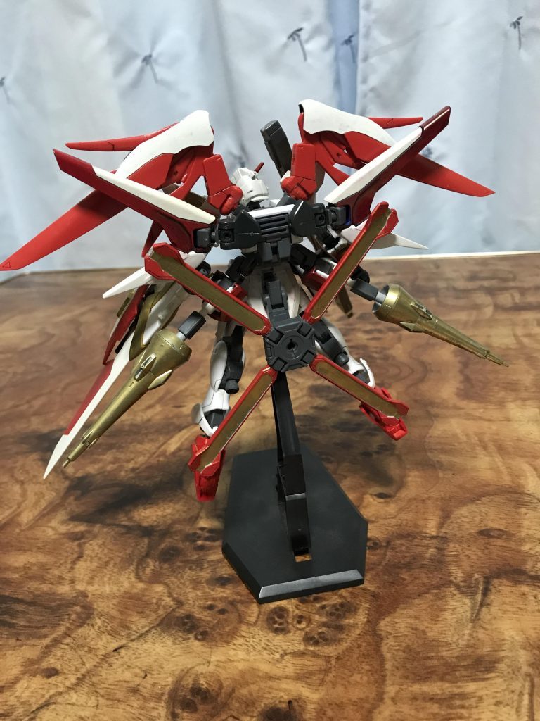 背面。

デスティニーの翼をつけることで倍のスピード！　V2の光の翼を付けることで更に倍のスピード！！　更に4つのリフレクターユニットによる加速を加えれば……どんな敵にも捉えられぬ最強のスピードだ！！！！