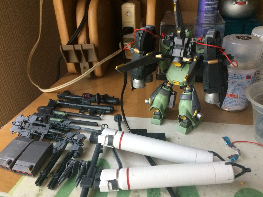 こうして
(バックパックには謎の赤いコードが。
これは製作中に寿命が来たiPhoneの充電器内部の赤いコード。  
全ブースターに接続して推力燃料を均等に配分したりパージ前に燃料を回収する役割とか妄想して急遽つけた。)