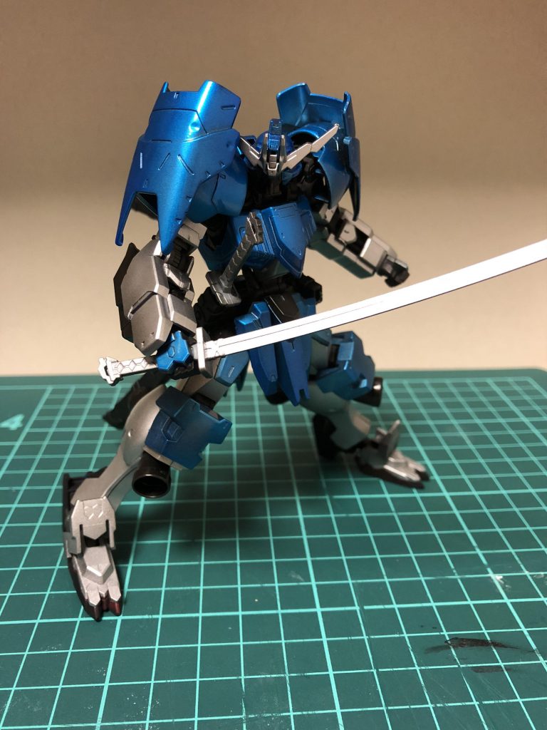 フレームと靴？部分は艶消しの黒、青の部分はメタルブラック→アルミシルバー→クリアブルー、銀の部分はメタルブラック→アルミシルバーで塗装しました