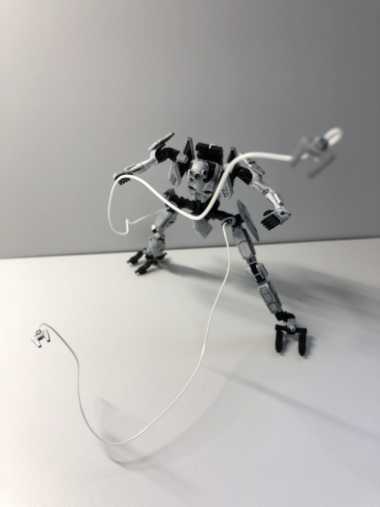 疫鬼はその名の通り、戦場に疫病をもたらす。腰から放たれるワイヤーショットは敵のシステムに侵入し操り人形の如くジャックする事ができるのだ。