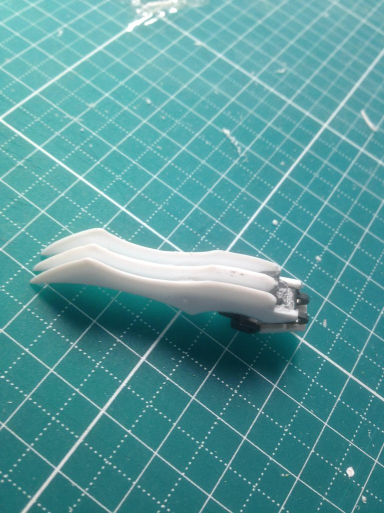 トラクロー作成時は複数枚のプラ板を瞬間接着剤で固定して同じ形状になるように削って整形するプラ複製を初挑戦しました