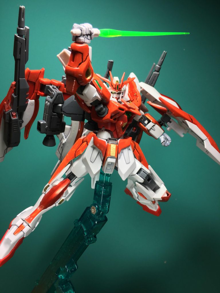 シールドジョイントはスカルウェポン付属品+付録キット付属品の組み合わせで、シールドを腕から離して干渉を軽減。ビームサーベルグリップを装備し、キュベレイのようにビームガンと兼用、またはそのままビーム刃を発生させられます。
 炎クリスタルのところにつけておくと外しづらそうだなと感じ、シールドも腕に干渉してポーズの妨げになっていたため、このように改めました。