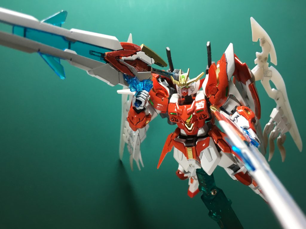 カレトヴルッフフェーダーは炎弐の使用品とほぼ同じ配色です。ライフルモードでの持たせ方で、脇の下にストックを挟む持ち方だとやりづらかったので、肩に担ぐようにして持つと比較的ポーズが取りやすいと思います。