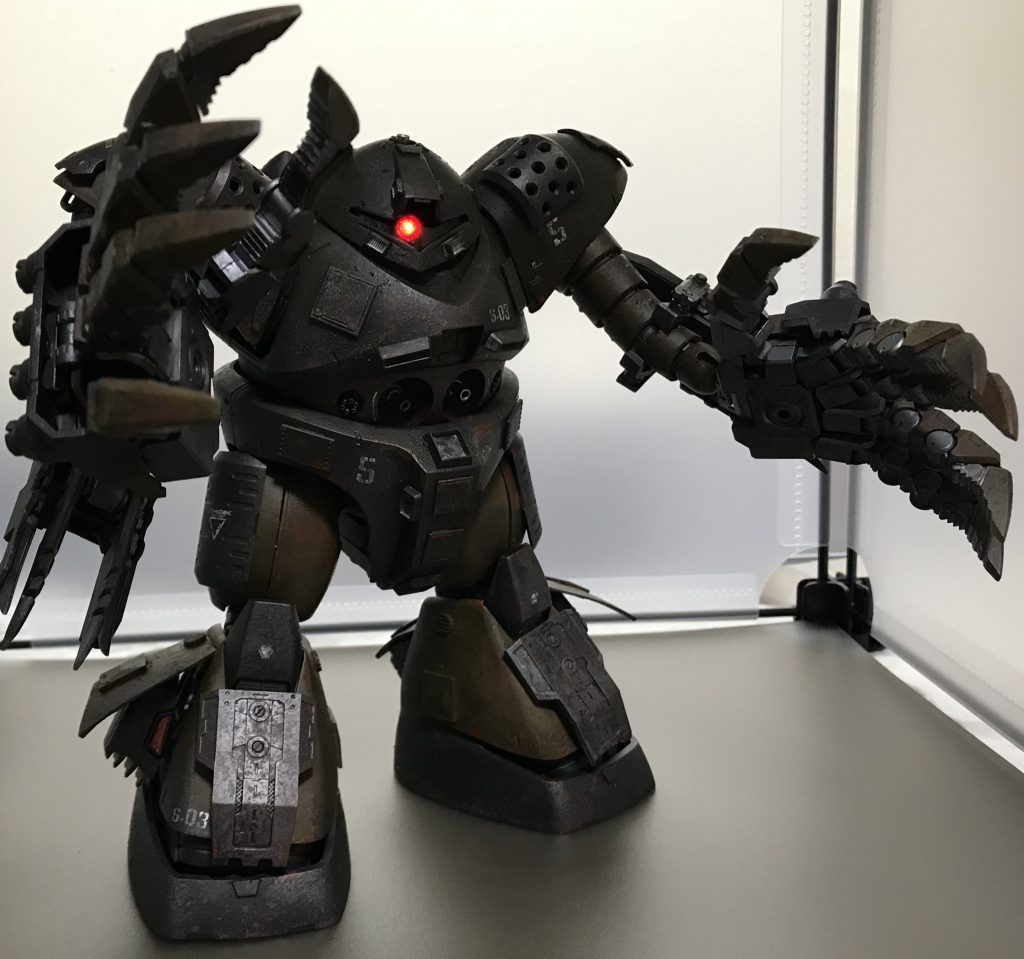 モノアイは可動を残し電飾化。モノアイスリットもプラ板で幅を狭めています。
肩や脚部にはコトブキヤのエクスアーマーで装甲を追加しています。
腕部フレキシブル部分はメタルボールでディテールアップ。