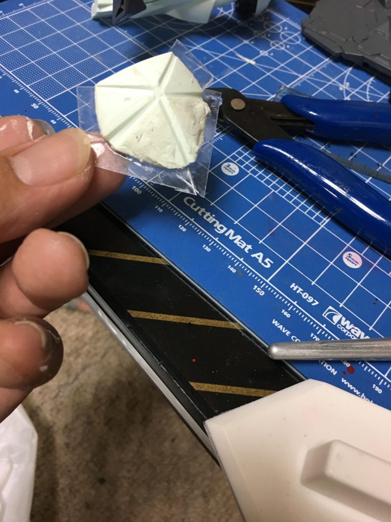 胸部装甲パテ盛りの画像
裏に0.4ミリプラ板を適当に貼っていい感じに切ってその上に良さげにパテ盛りました
はい、適当です!