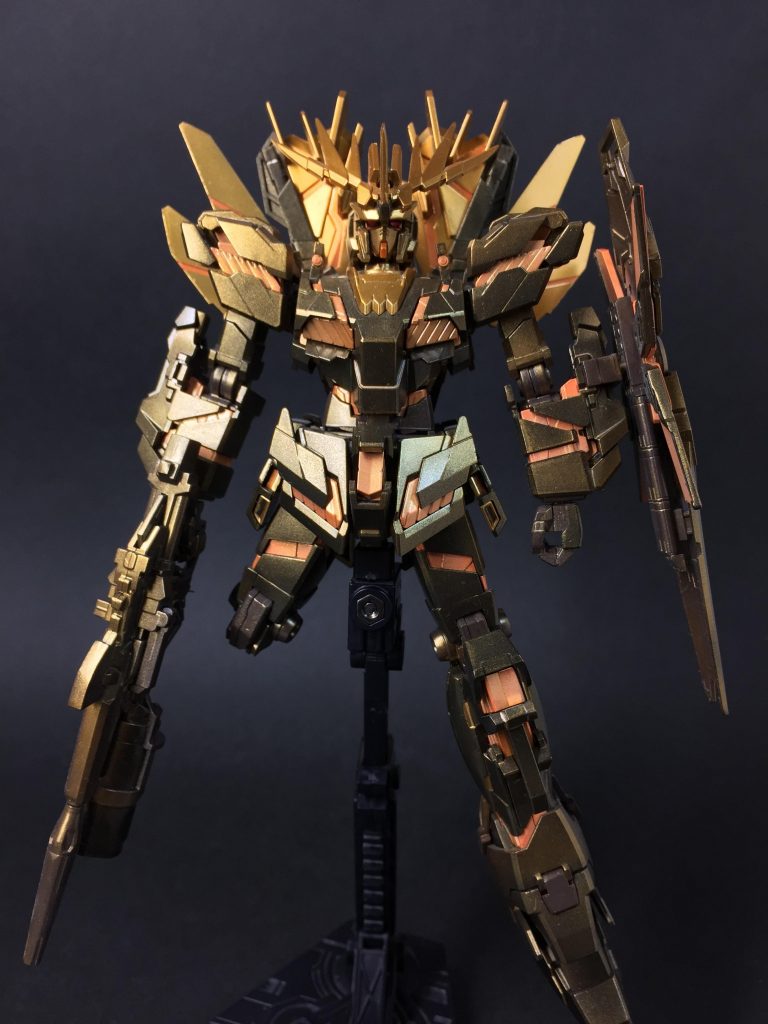 バンシィノルンは少し黒に近めの紺色を塗り、上からパールゴールドを薄く吹きました