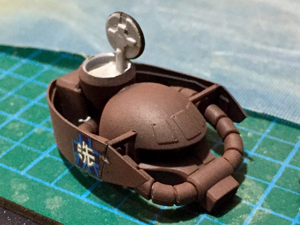 頭部にIV号戦車を参考に雑具箱(ゲペックカステン)と観測兼乗降扉(キューポラ)を取り付けH型の増加装甲(シュルツェン)を取り付け外観を戦車に寄せています。