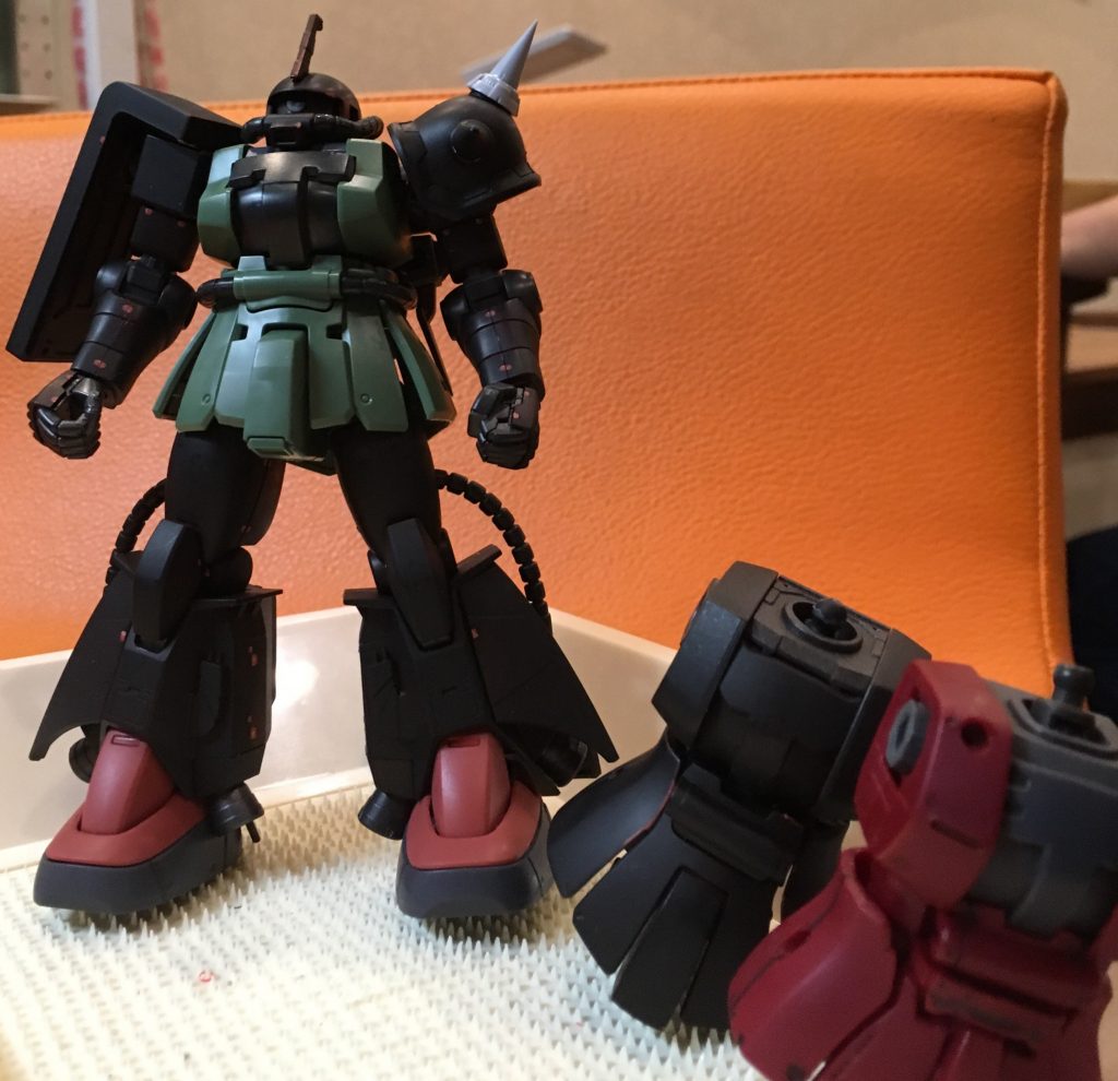 肩のスパイクアーマーをビルダーズパーツに変更♪ボディをF2にして足をオリジンシャアザクにしたため、ザクの余りパーツが増殖。他のミキシングカスタム用に保管♪