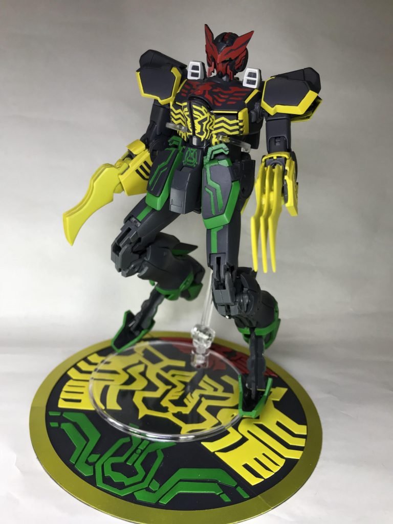 膝装甲を前倒ししてバッタレッグを展開!
必殺タトバキックも可能です