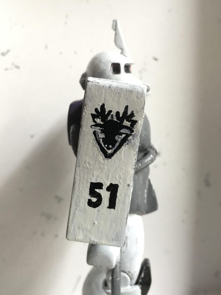 右側面から。
シールドのマーキングはトナカイをモチーフにしています。