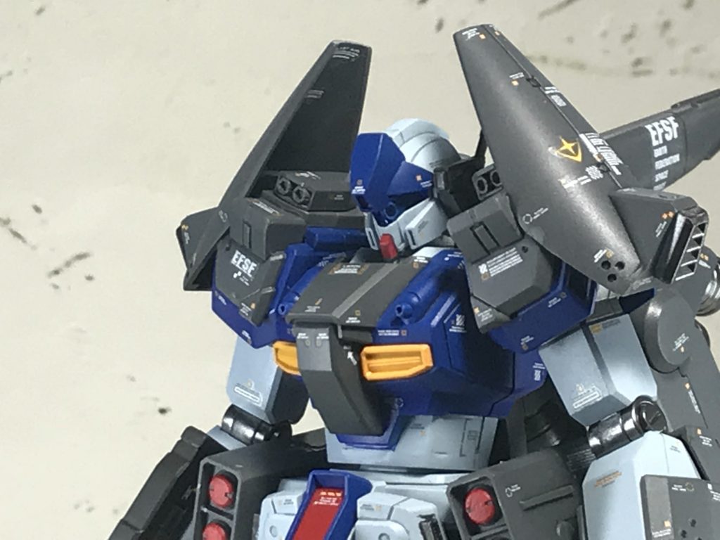 肩部には二連装マシンキャノンを一対装備。威力は低いが、牽制や接近するミサイルなどの対象を自動で補足し、自動防御装置としての役割も担う。