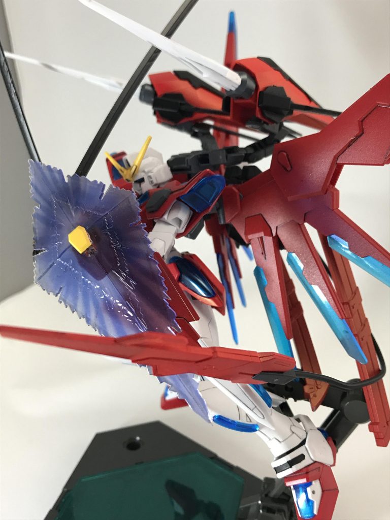 ビームシールドとテイルブレードを展開した状態です。この辺りはポージングがキツくなってきています。
ビームシールドは基部も含めてRGデスティニーの流用です。