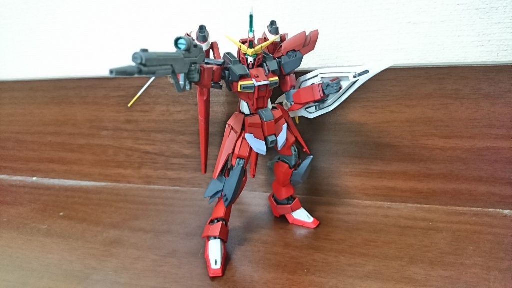 色は半光沢サザビーレッドとファントムグレードとイエロー
セイバー改修でスラスター増加、ビームサーベルは腰のサイドアーマーに収納式
バックパックのビーム砲とライフルにマグネットを仕込んでマウントできる用に
前にも投稿してたのでこれくらいで