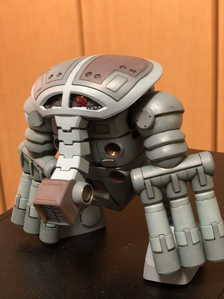 斜め正面です。正面では鼻に隠れてしまう廃熱ダクトと股間の装甲開放部がみえます。