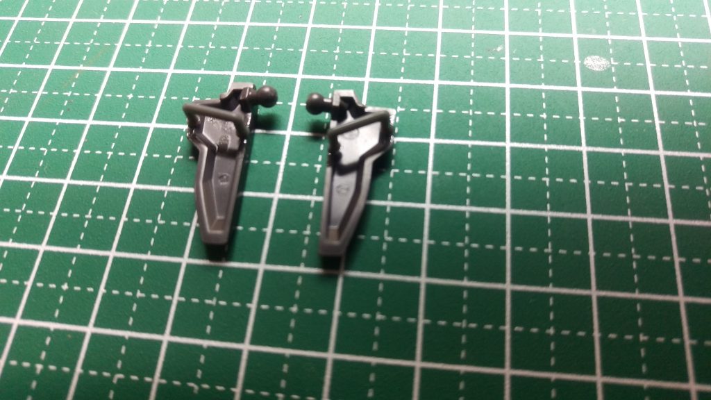 武器を仕舞えるようにコトブキヤのパーツで加工してあります。