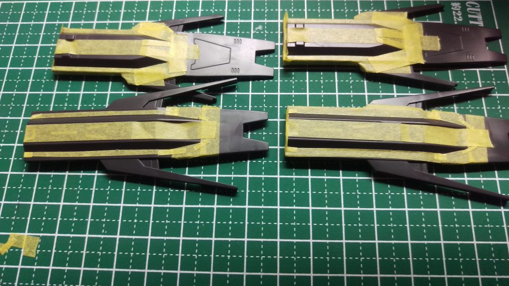 初のマスキング。かなり神経のいる作業でしたが、この作業のお陰で色分けが楽になりました。