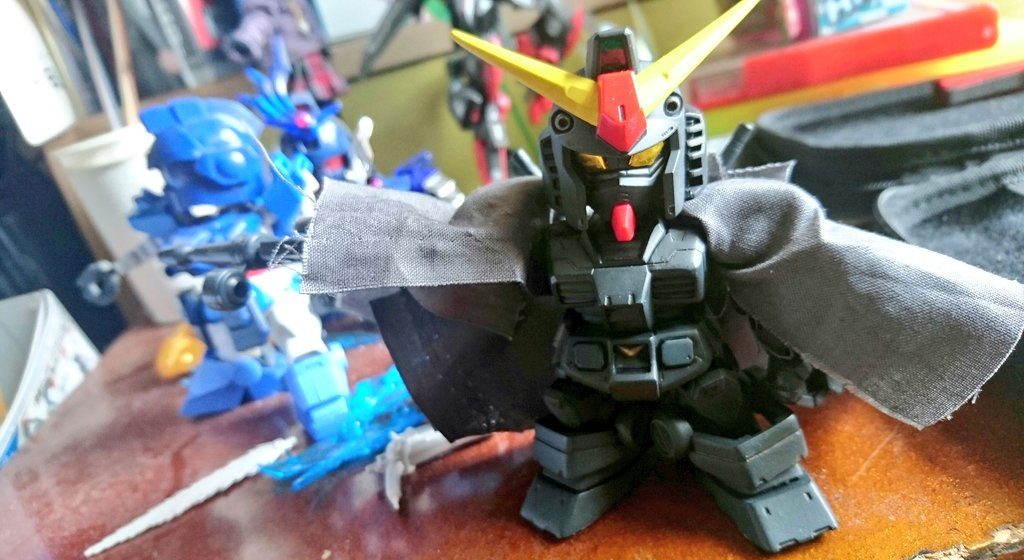 マントの制作中。
カードイラストを参考に足元まで隠れる長さに。
ビームサーベルがイラストで見えている辺り、バックパックより内側にあるのに肩は全部マントで隠れている…というわりと厄介な付き方をしているのでそれも再現しました。