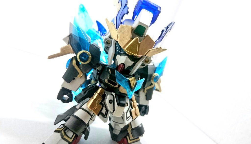 正面(イケメン)
仮の大将軍とはいえ大将軍なのでキラキラクリアパーツガンガン金色マシマシ。
モノアイは固定していますが内側に穴を開けて瞳孔があるようにみせています。