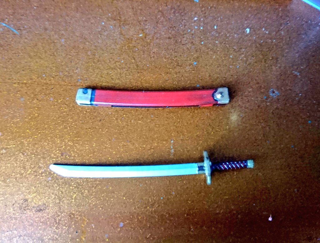 言わなくてもわかりそうですが紅武者そのままのやつです。
抜刀時に刀の塗装が剥げるのが嫌で肉抜き穴はそのまま。