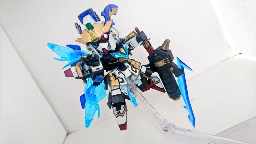 前述の武器二つが合体したもの。
それに加えてM.S.G HWガンブレードランスの透明な方の刃を取り付けられるように加工しています。
SDといえばギミックなのでなんとか形にできて嬉しかったです。
モノアイの裏側にミライトを仕込ませるスペースがあるので光らせてることが出来ます。