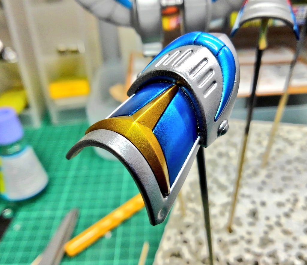 アーマーの塗り分け部分です。ブラックサフ→シルバー(グラデーション)→クリアーブルーで塗装した部分が、いい色になってくれました。