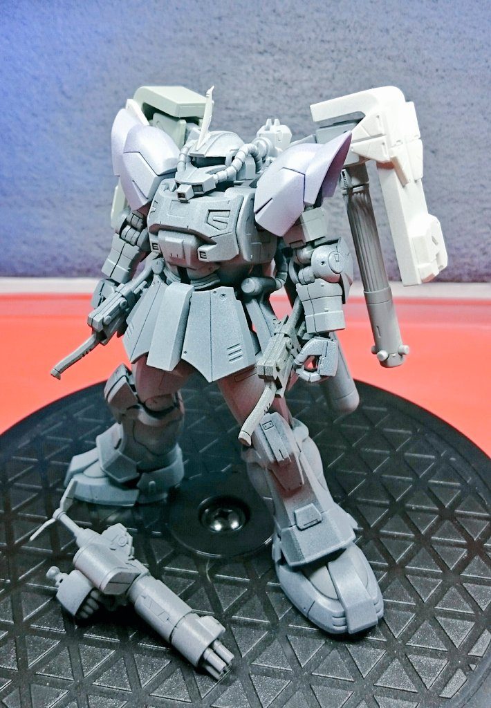 サフを噴いた段階です。
頭部のアンテナはビルダーズパーツから使用しています。