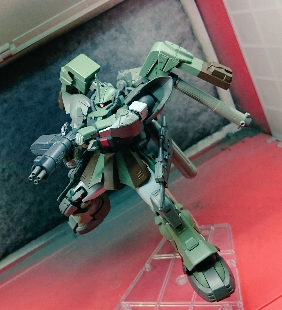 射撃ポーズ
最近のガンプラは両手持ちも綺麗に決まってくれるので作り終わったあとも楽しめていいですね。