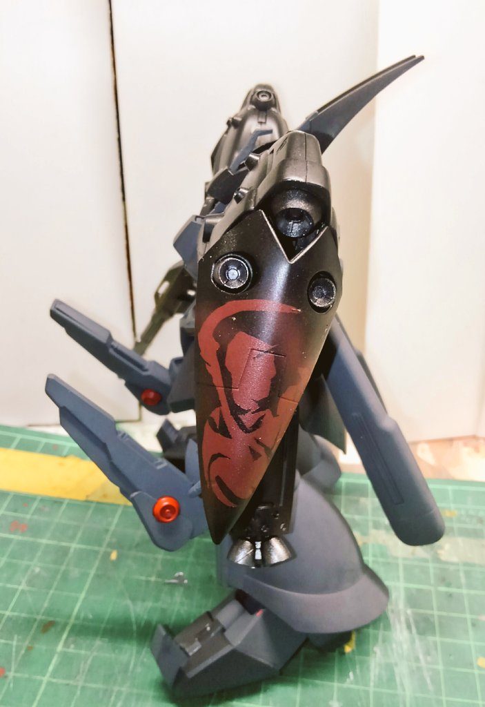 肩のアーマーには、死神のマーク
r＝richten(リッヒテン・裁くや処刑するの意味)